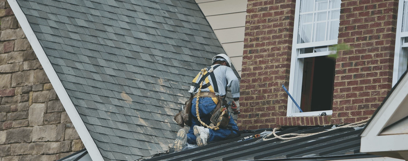 roofer-installing-roof