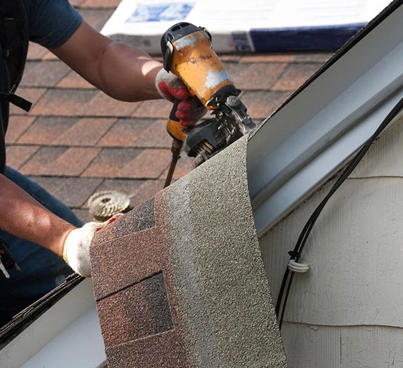 roofer-installing-shingle