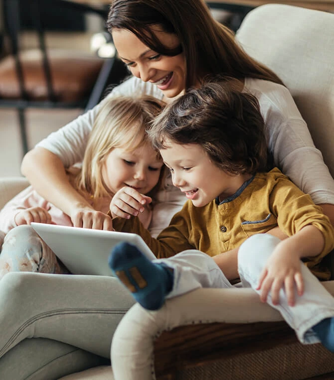 parent-with-children-looking-at-computer